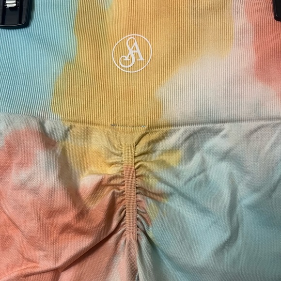 Allure scrunch workout shorts. Size medium. - Picture 2 of 3